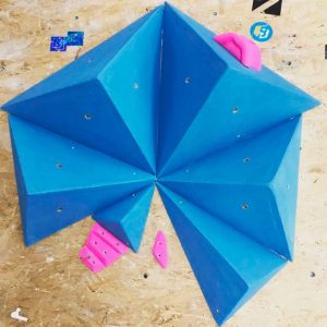 Blaue Holzvolumen mit modernem Design – ideal für Boulderwände und Kinderprojekte