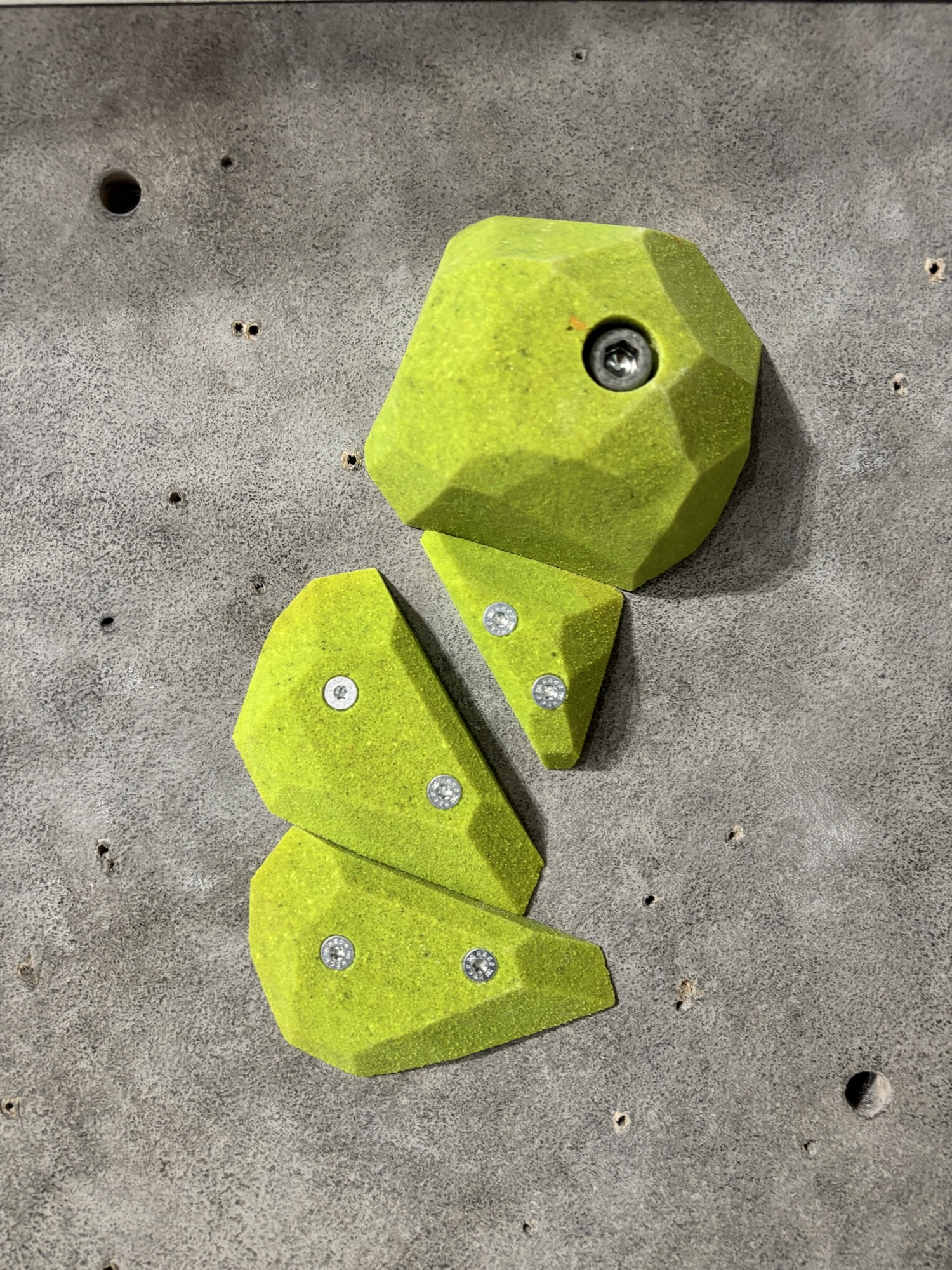 Klettergriffe Set aus PE von RX Climbing Holds – auf Holzplatte montiert