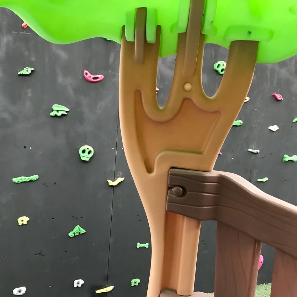 Climbing wall in the daycare center: Planning, safety and fall protection (Guide 2026) 1 Kinderkletterwand in einem Kindergarten mit bunten Kindergriffen von RX Climbing Holds