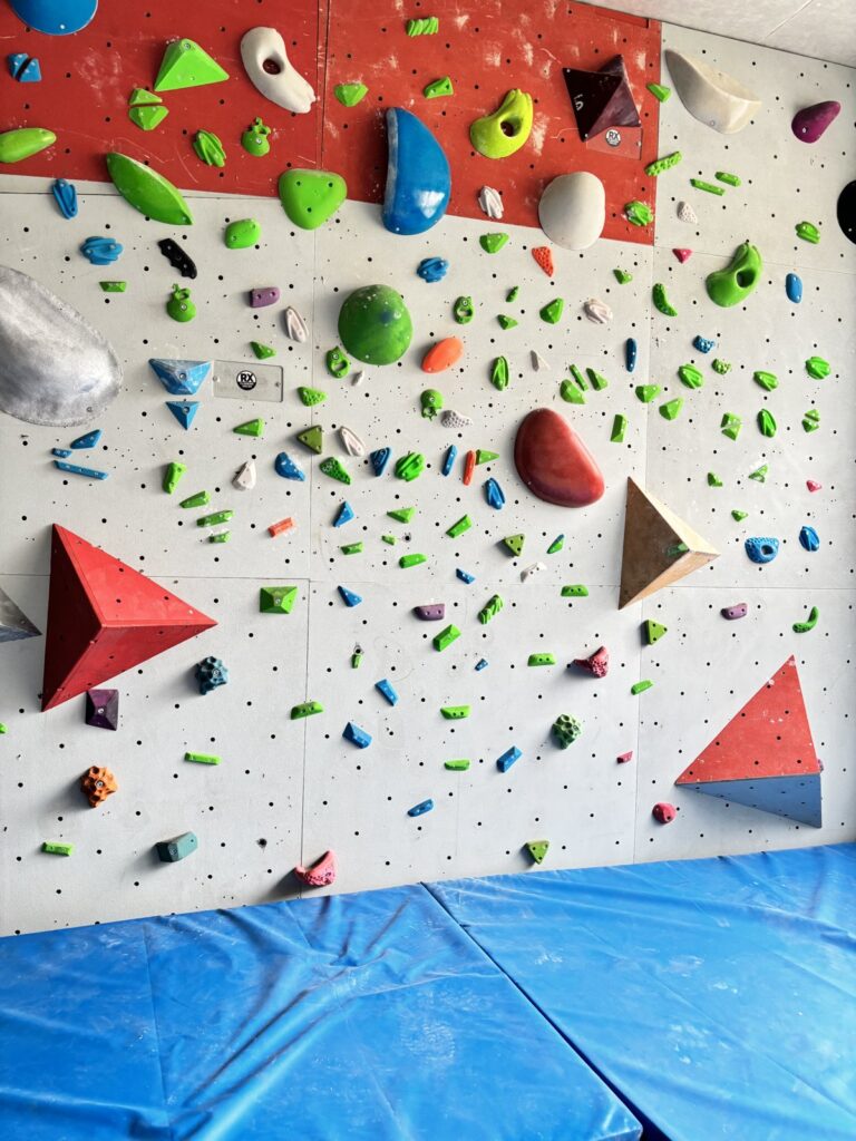 Klettergriffe Volumen Macros – Lösungen für Boulderwände, Hallen & Kinderwelten | RX Climbing Holds 12 Trainingswand in Miesbach mit Klettergriffen und GFK-Volumen von RX Climbing Holds